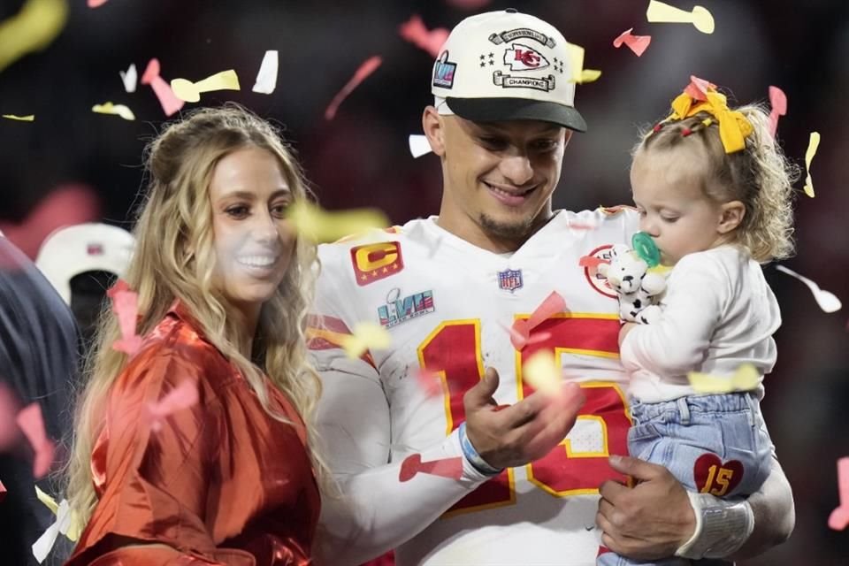 Mahomes celebró con su familia.