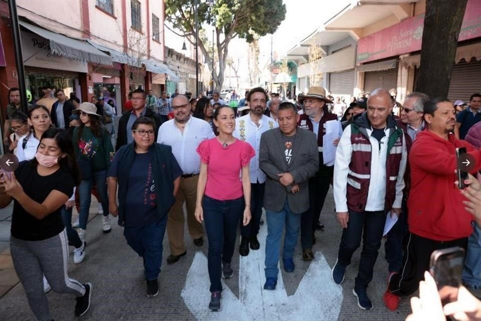 En el recorrido, realizado con funcionarios cercanosla Mandataria realizó una caminata por el Centro Histórico.