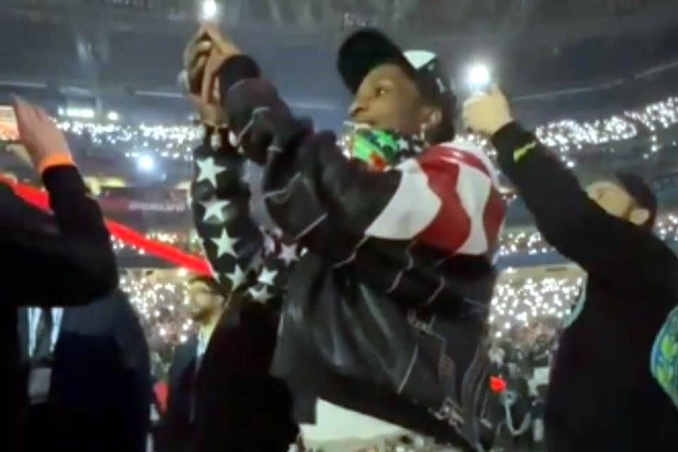 El rapero A$AP Rocky estuvo pendiente a pie de cancha, grabando en todo momento el show de su pareja, la cantante Rihanna, con quien espera su segundo bebé.