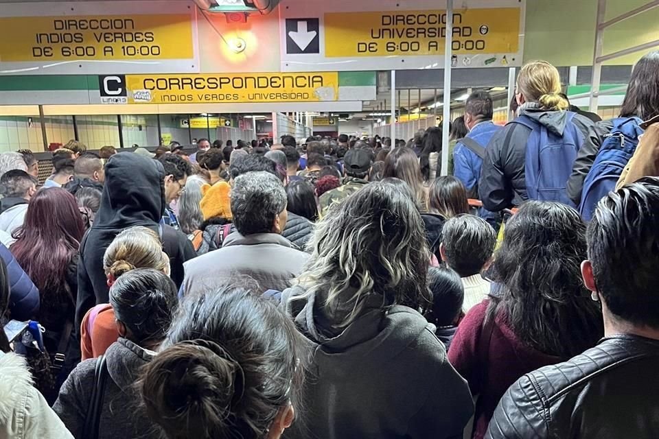 Usuarios de la Línea 3 del Metro informaron de retrasos y largas filas de hasta 30 minutos para poder ingresar a los trenes del transporte.