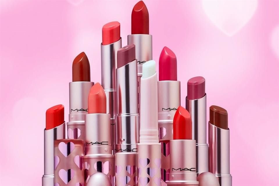 MAC lanzó una colección especial de labiales para celebrar el Día de San Valentín con colores y texturas radiantes.