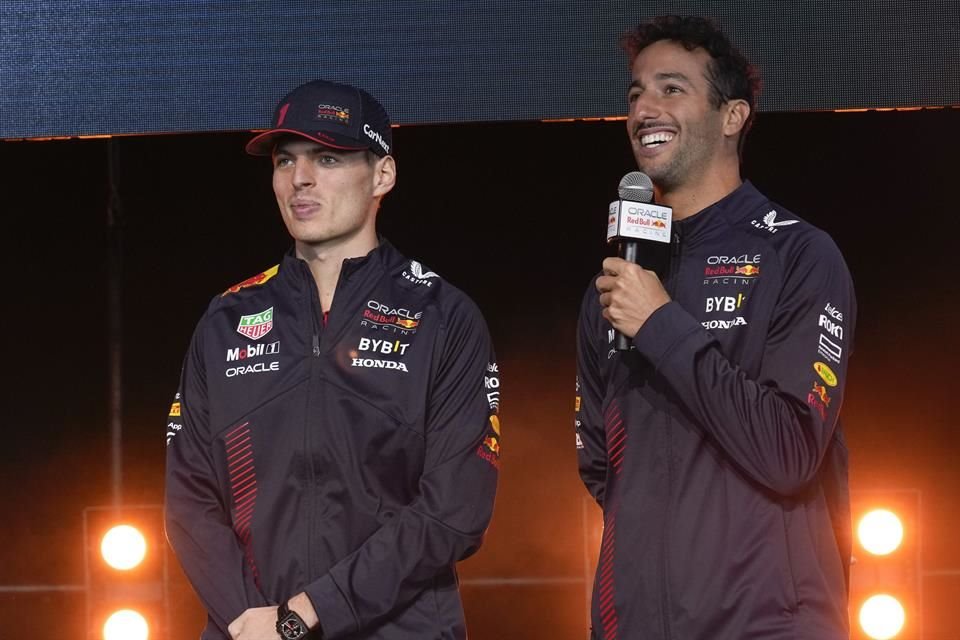 Max Verstappen (izquierda) y Daniel Ricciardo (derecha) en la presentación del RB19.