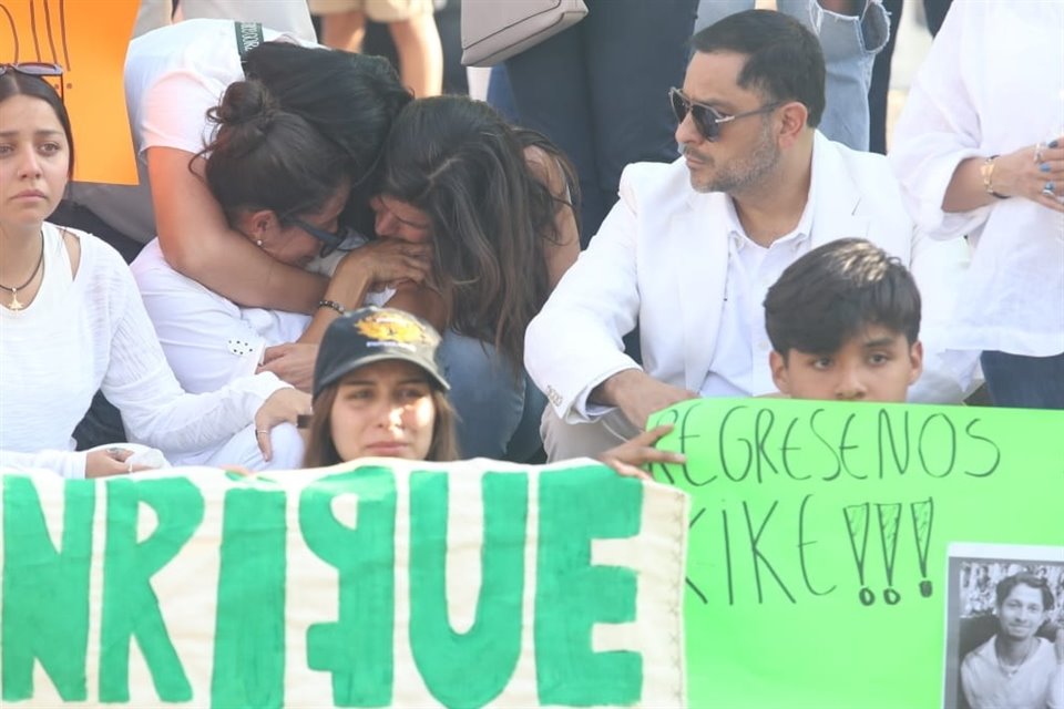 Familiares de Enrique Esparza se manifestaron en la Glorieta de las y los Desaparecidos exigiendo su aparición.