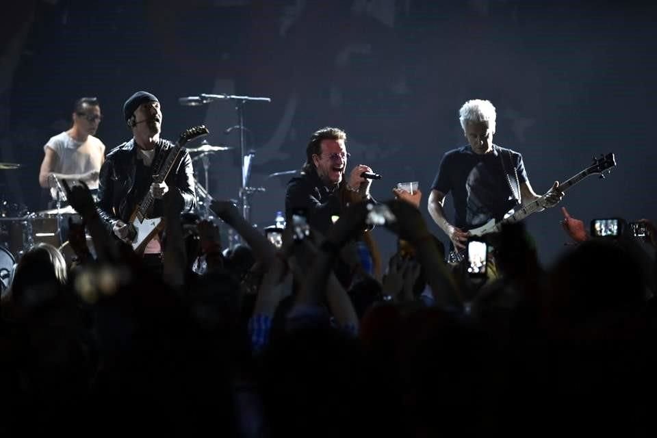 La banda U2 anunció que tendrá una estancia en Las Vegas a través de un comercial en el Super Bowl.