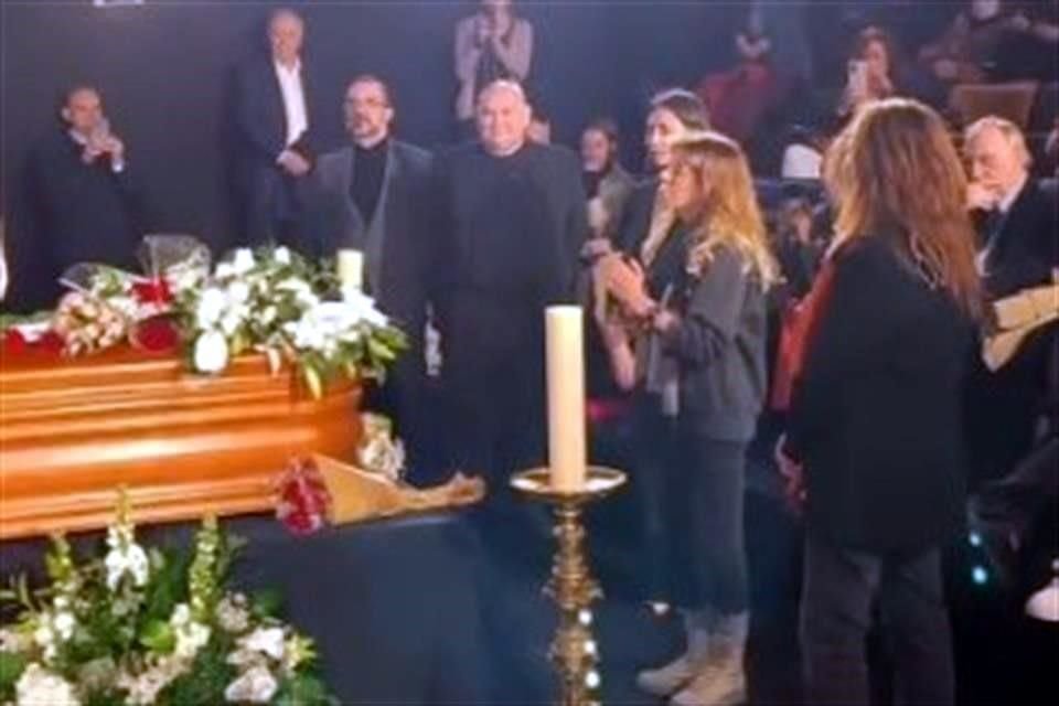 La cantante española interpretó a capella la canción en el funeral de Carlos Saura, a petición de su viuda.