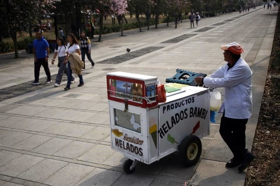 Fernando Morales, heladero en Chapultepec, cuenta con permiso para vender desde el año 1973.