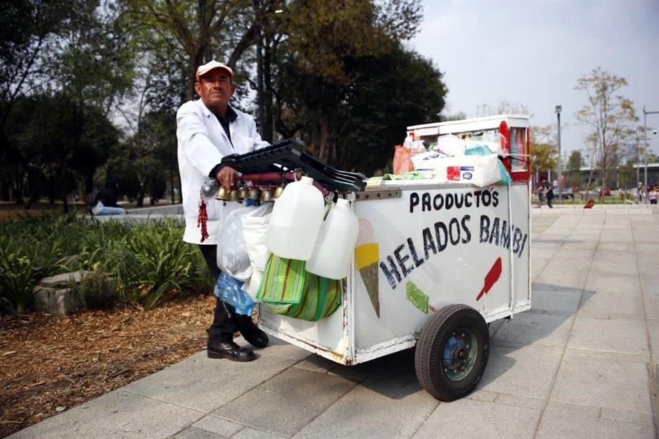 Fernando Morales, heladero en Chapultepec, cuenta con permiso para vender desde el año 1973.