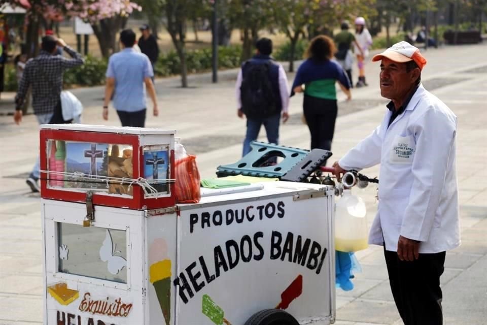 Fernando Morales, heladero en Chapultepec, cuenta con permiso para vender desde el año 1973.