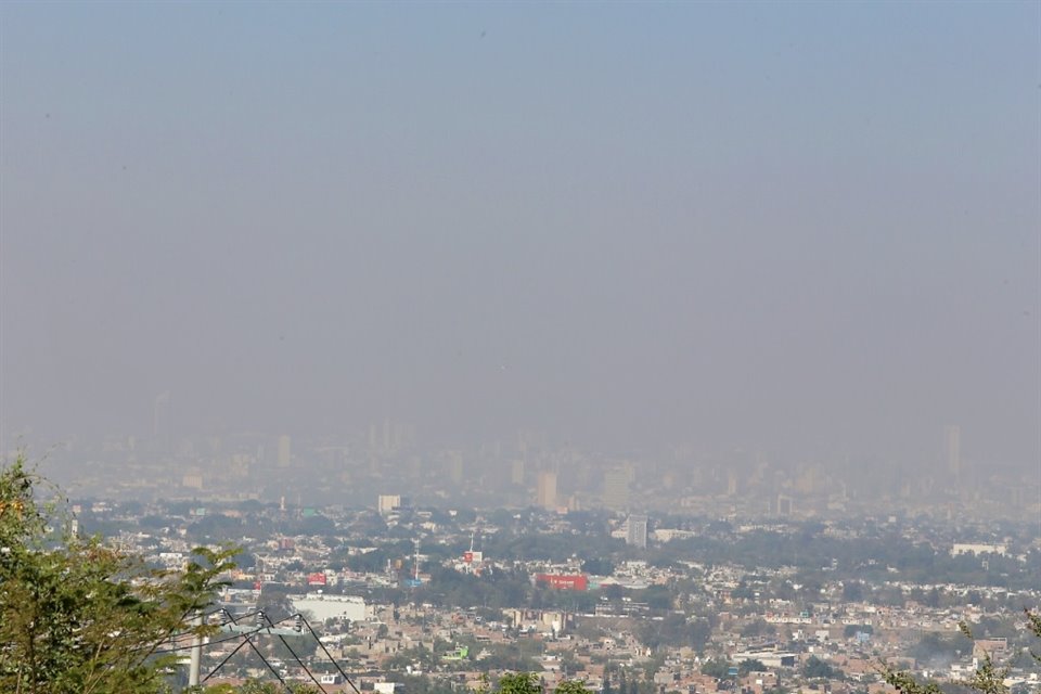 Un incendio en La Primavera generó emisiones que fluyeron sobre Guadalajara, lo que ocasionó una nube negra.