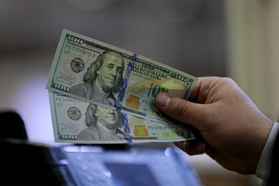 El viernes 3 de marzo, el dólar de menudeo descendió 12 centavos, a 18.44 pesos a la venta, mientras que en el Forex se negoció por debajo de 18 unidades, en 17.9570.