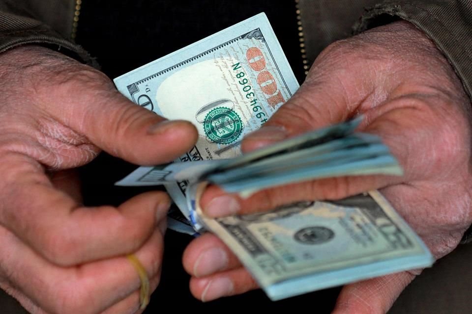 El peso se depreció con fuerza ante al dólar entre mercados con sesgo desfavorable.