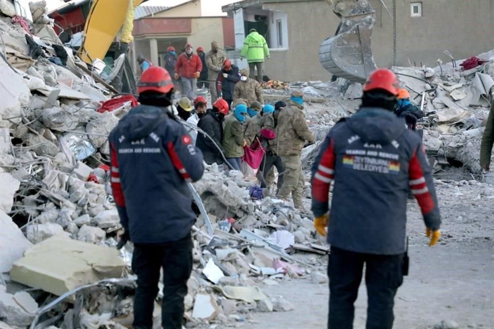 Los equipos de rescate comenzaron a reducir la búsqueda de sobrevivientes, una semana después de que un terremoto devastara partes de Turquía y Siria, dejando más de 35 mil muertos.