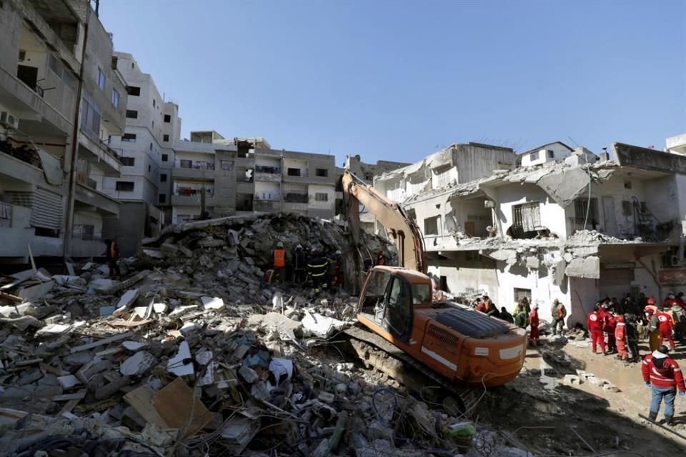 Los equipos de rescate buscan a un sobreviviente en un edificio derrumbado en la ciudad costera de Jableh, Siria.