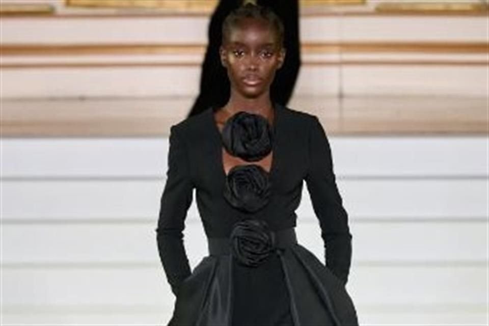 Wes Gordon vuelve a sorprender con su estilo atrevido que dotan de elegancia cada modelo de la colección Fall Winter 23 de Carolina Herrera.