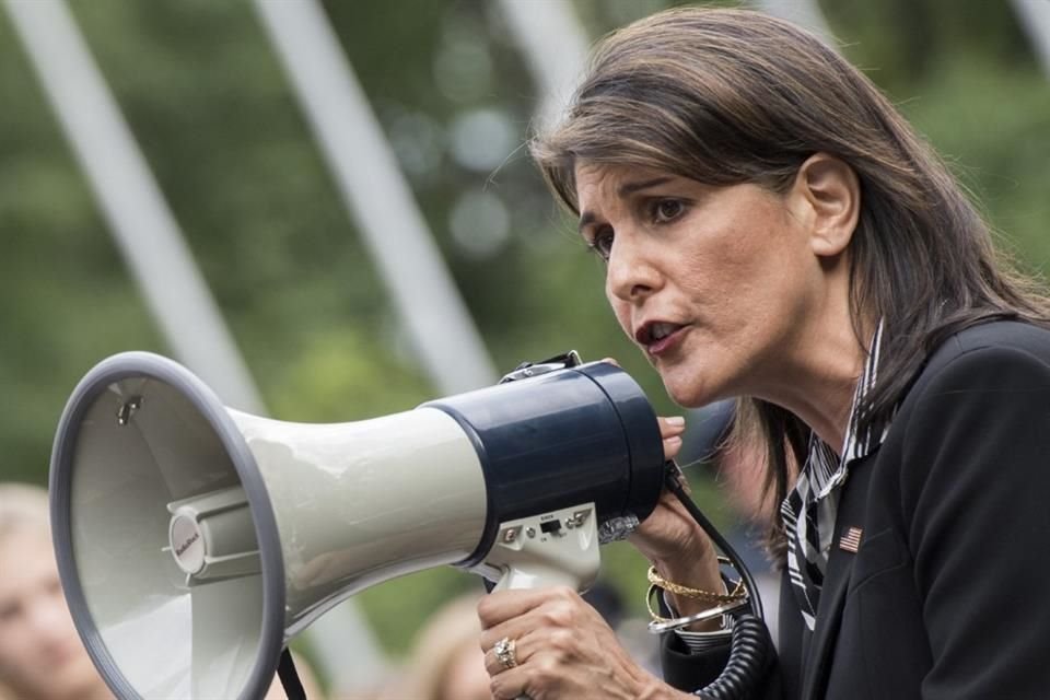 Nikki Haley hablando con manifestantes en septiembre de 2018.