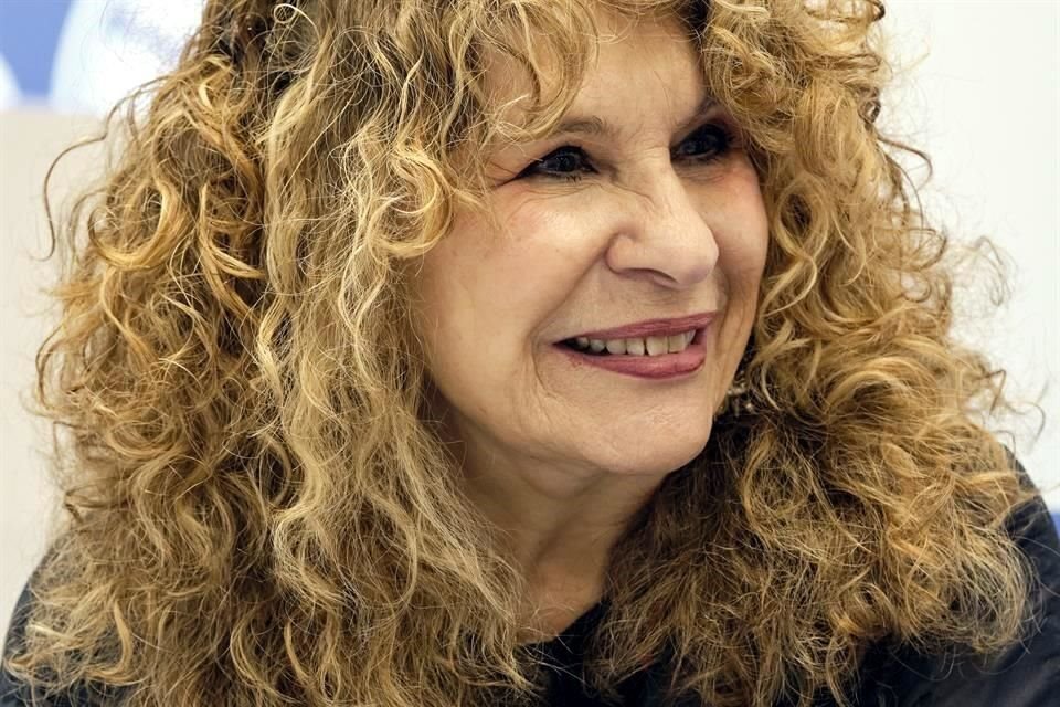 La escritora nicaragüense vuelve a las librerías mexicanas con 'Luciérnagas, Un libro de ensayos sobre los ensayos del vivir', publicado por Seix Barral.