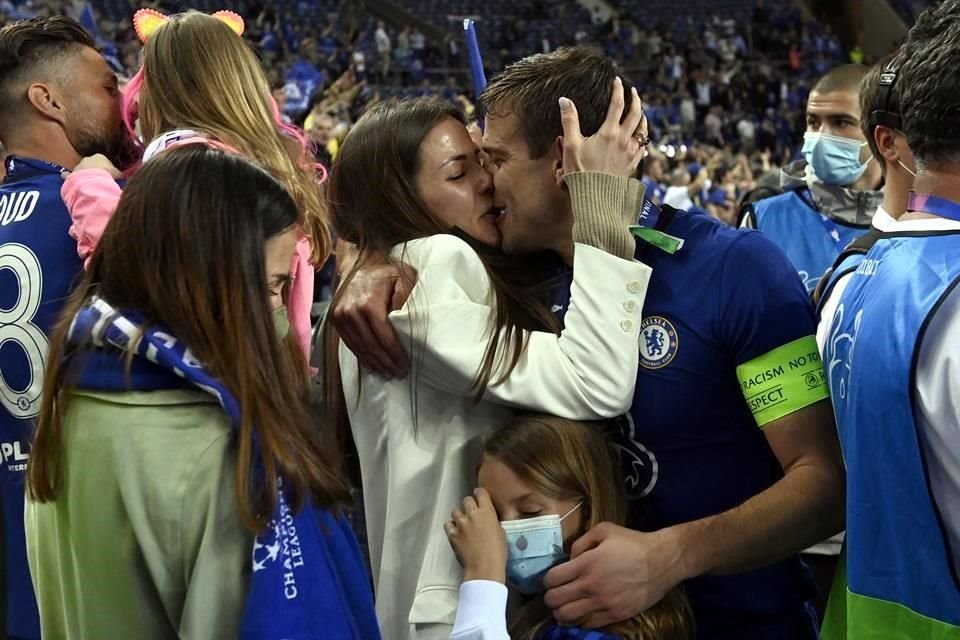 El capitán del Chelsea, Cesar Azpilicueta, festejó el título con su familia.