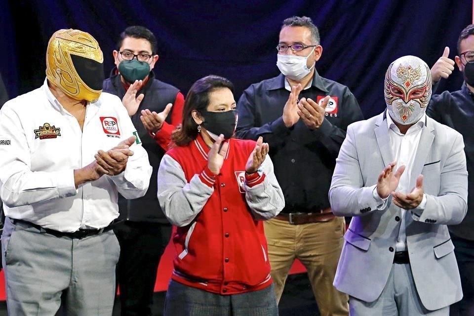 La apuesta de partidos por figuras del espectáculo o campañas frívolas podría ser exitosa al detonar 'resortes' emocionales, explica el académico Javier Esteinou.