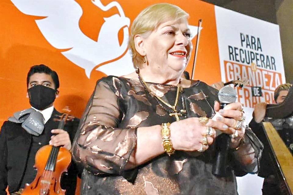 La apuesta de partidos por figuras del espectáculo o campañas frívolas podría ser exitosa al detonar 'resortes' emocionales, explica el académico Javier Esteinou.