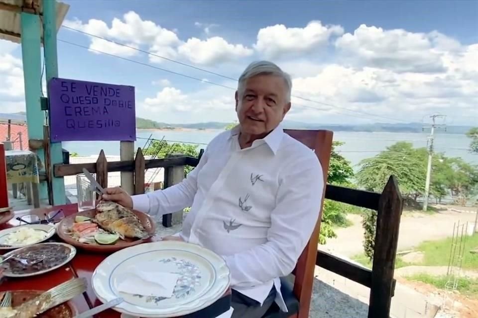 Pese a veda, López Obrador reiteró su promesa de que no aumentará el precio de la luz.