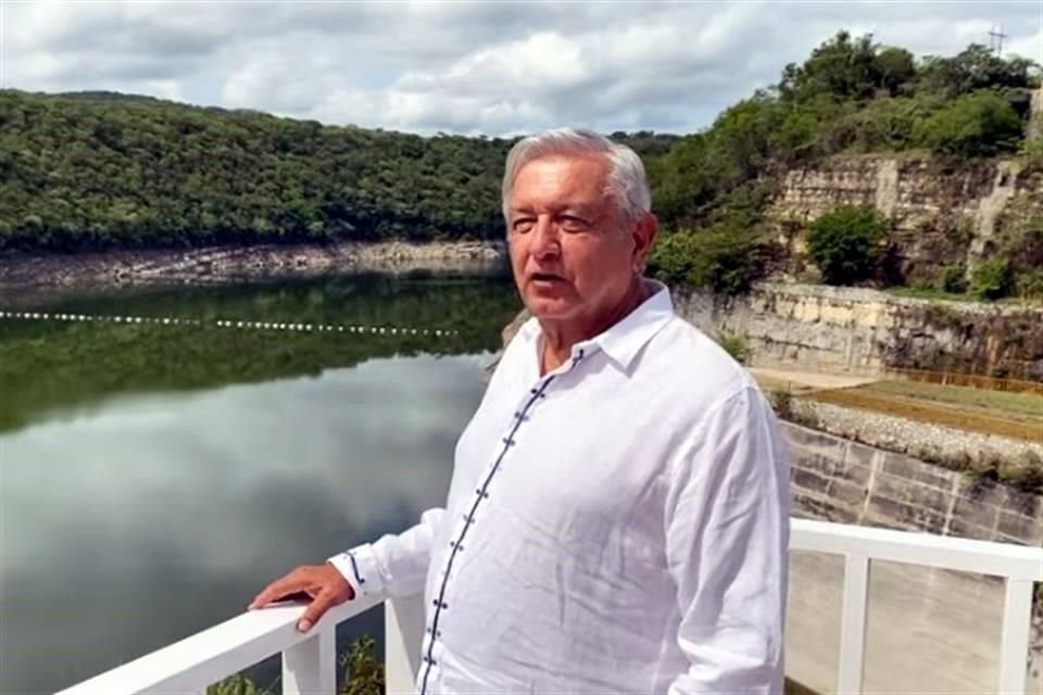 López Obrador difundió un mensaje que grabó en la presa La Angostura.