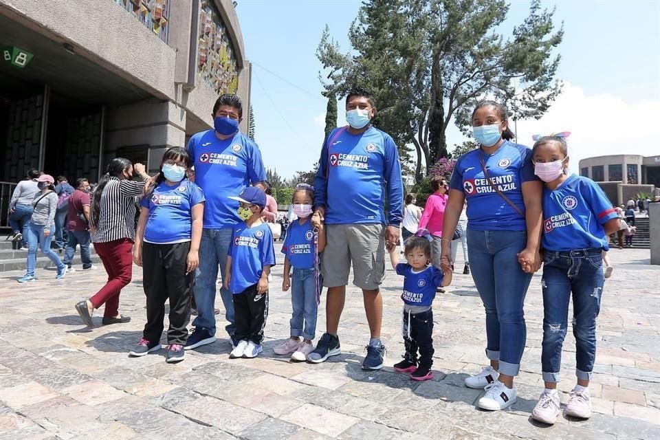 Esta familia portó con orgullo los colores celestes.