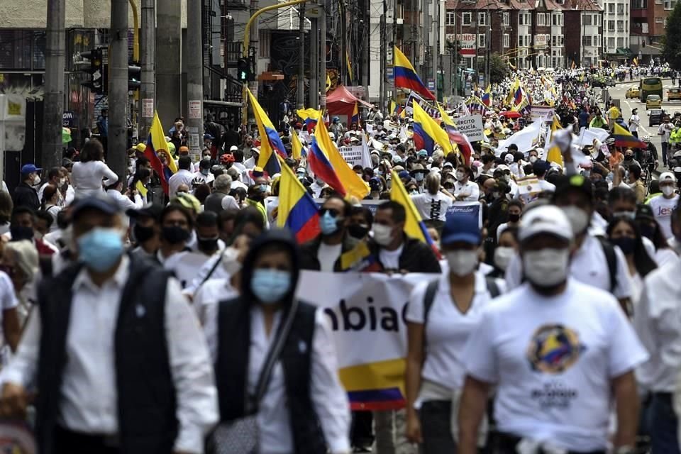 Miles de personas marcharon en la capital de Colombia para pedir el fin de protestas y bloqueos.