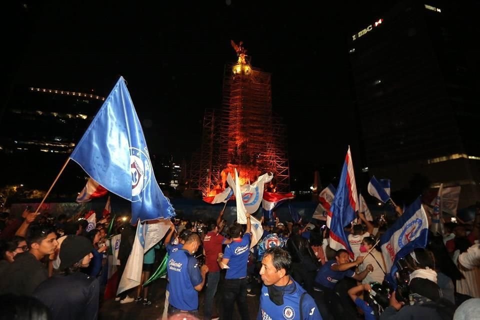 El Ángel de la Independencia se llenó de aficionados cementeros.