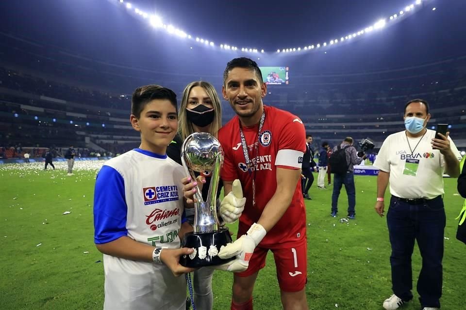 Jesús Corona al fin se pudo coronar con Cruz Azul luego de 12 años.