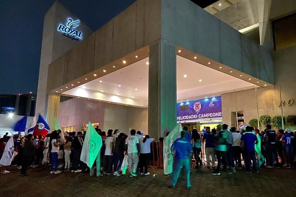 La afición celeste se reunió afuera del hotel en espera de ver a los jugadores.