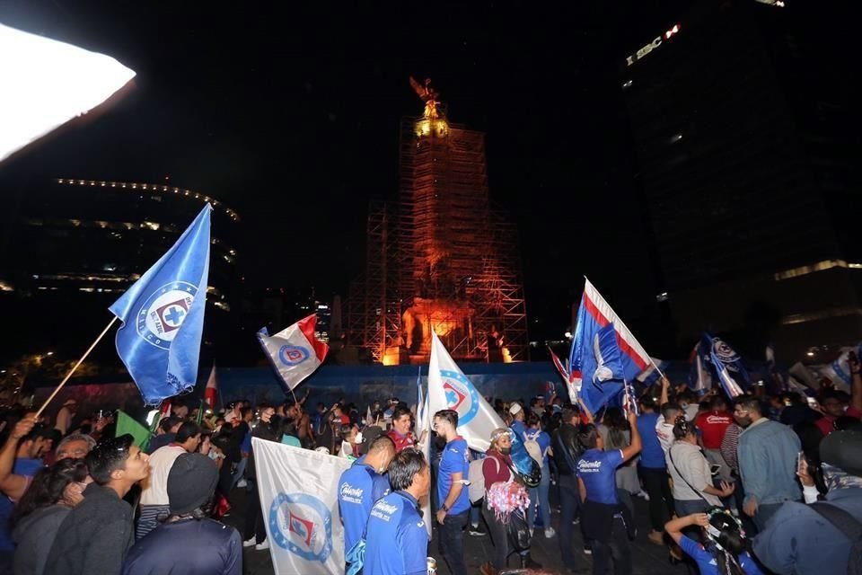 El festejo por el título de Cruz Azul reunió a 80 mil aficionados en el Ángel del a Independencia.