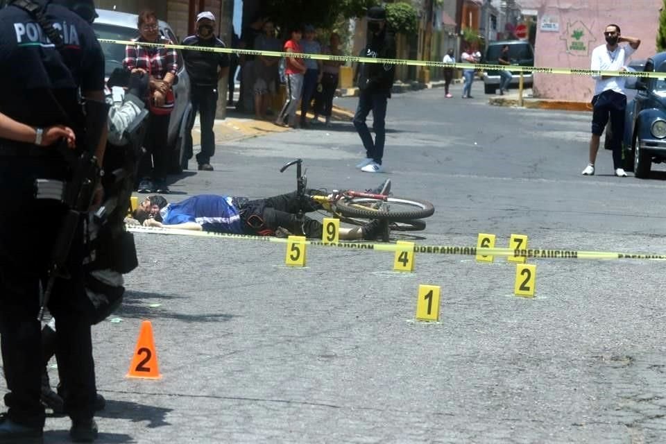 Dos hombres dispararon en al menos 9 ocasiones a un ciclista en Ecatepec, tras lo cual perdió la vida.