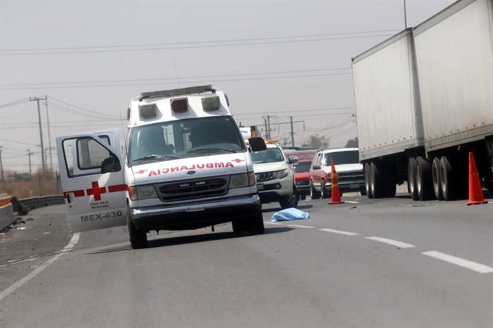 Un hombre falleció esta mañana tras ser arrollado por una camioneta en el Circuito Exterior Mexiquense, en límites de Ecatepec con Tecámac.