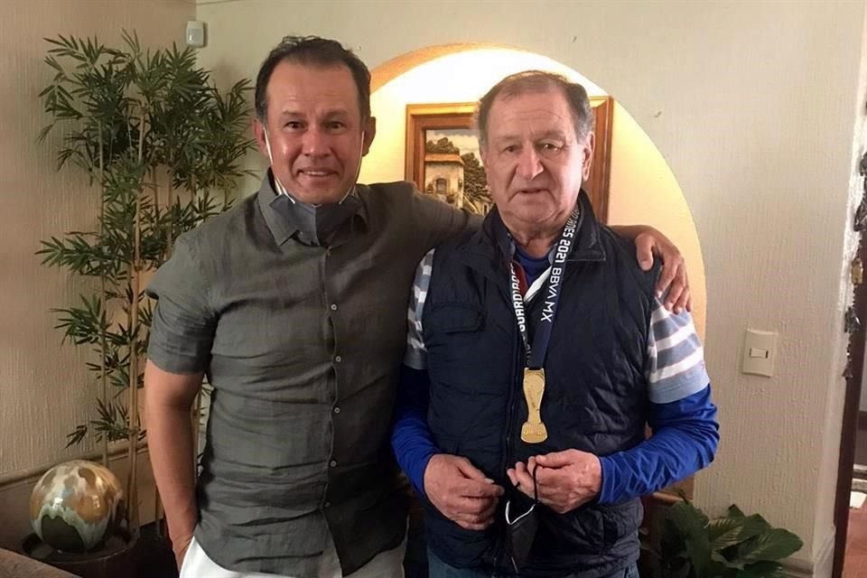 Reynoso le regaló su medalla de campeón a Enrique Meza.