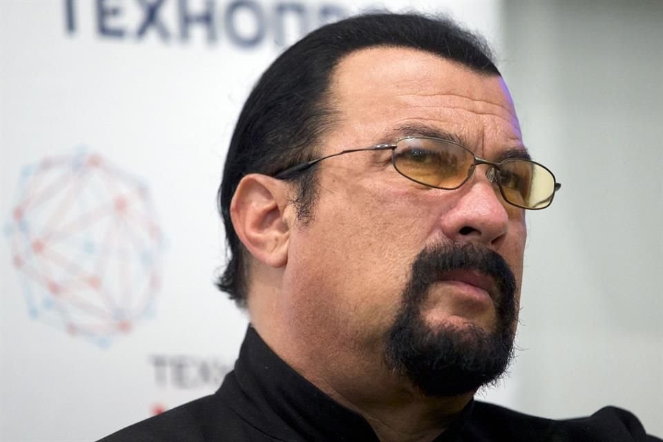 En su discurso de ingreso al partido político pro Kremlin, Steven Seagal propuso que se tomaran medidas enérgicas contra las empresas que dañan al ambiente.