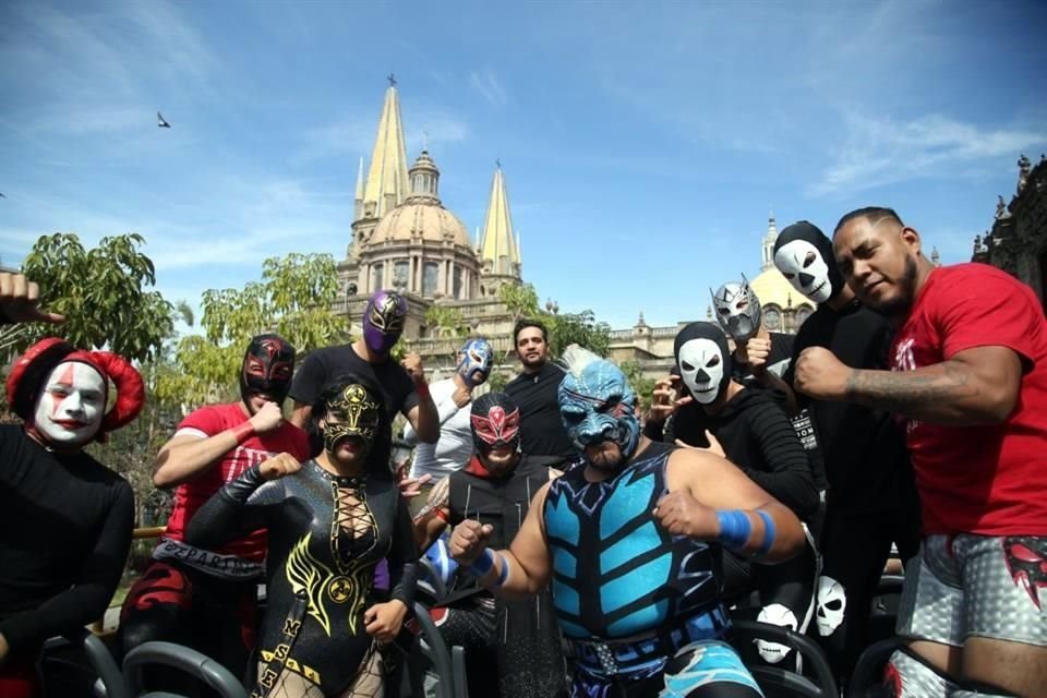 En los festejos del 481 aniversario de la fundación de Guadalajara, luchadores se subieron al Tapatío Tour y convivieron con la gente.