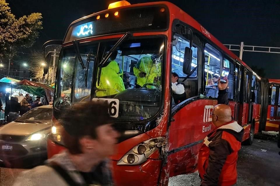 Dos unidades del Metrobús chocaron en el cruce de la Avenida Hidalgo y Paseo de la Reforma, en Alcaldía Cuauhtémoc.