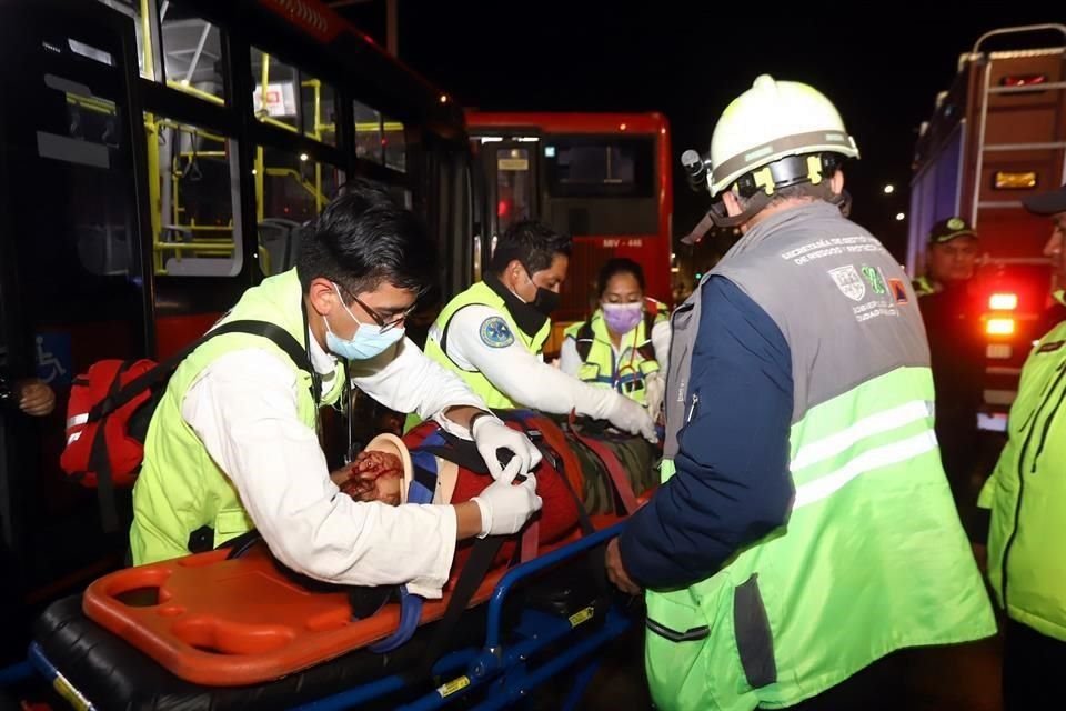 Pasajeros pidieron ayuda para una mujer embarazada de siete meses que estaba sentada en la unidad.