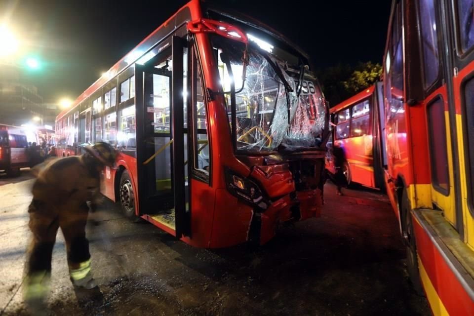 Decenas de personas viajaban en la unidad de la Línea 3 que se dirigía a Tenayuca, y la otra, la 586 de la Línea 4, circulaba hacia Pantitlán.