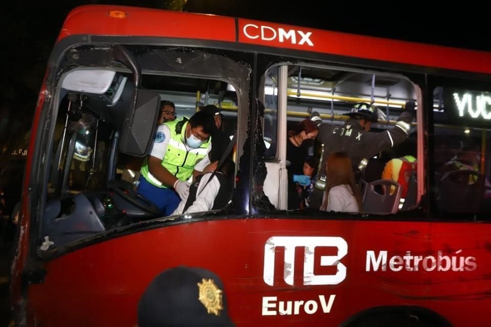 El conductor del Metrobús quedó prensado dentro de la unidad.