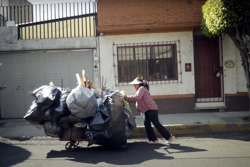 Wiego señala que no hay otro país con ese modelo, que sean trabajadores, que prestan servicio público, pues deberían tener un contrato con el Gobierno.