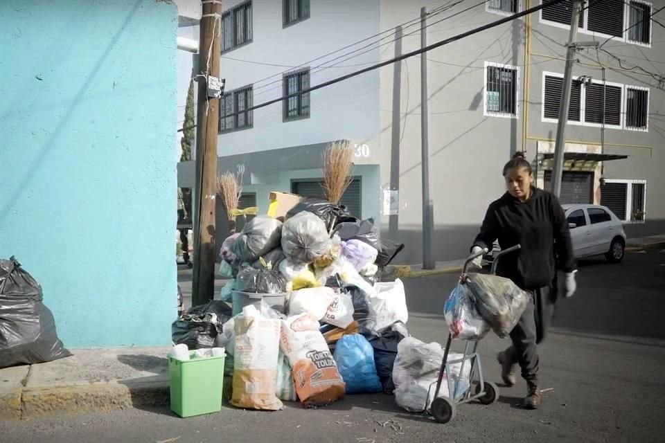 'Mi hijo el mayor va a cumplir 9, el que le sigue después tiene 7 y mi bebé tiene 3 meses y medio. Los tengo que traer, porque no hay quién los cuide'.