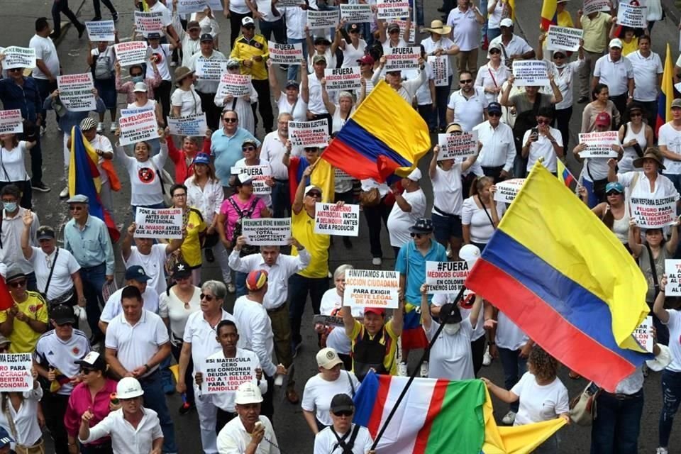 Los opositores al Presidente Gustavo Petro participan en una manifestación contra las reformas de su Gobierno.