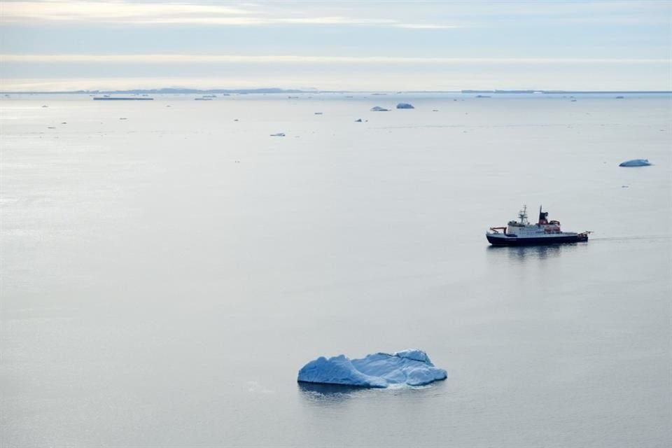 El Polarsten navega en el mar de Bellingshausen, en la Antártida.