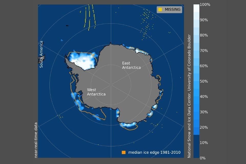 Mapa de la extensión del hielo marino el 13 de febrero de 2023 en la Antártida. La línea naranja muestra la media de 1981 a 2010.