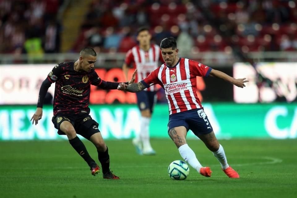 Con dos goles de penal, de 'Pocho' Guzmán, Chivas venció 2-1 a Xolos de Tijuana y por fin ganó en su propia casa.