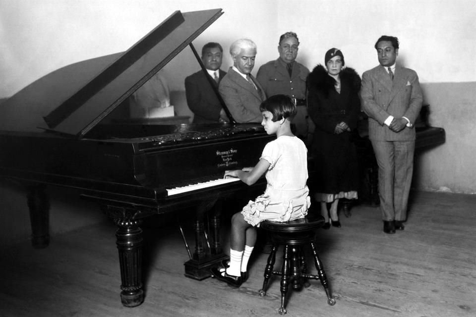 María Teresa Rodríguez mostró su talento al piano a muy temprana edad; a los 8 años debutó con el 'Concierto No. 1' de Beethoven. En la imagen con sus padres, Manuel M. Ponce y Antonio Gomezanda.