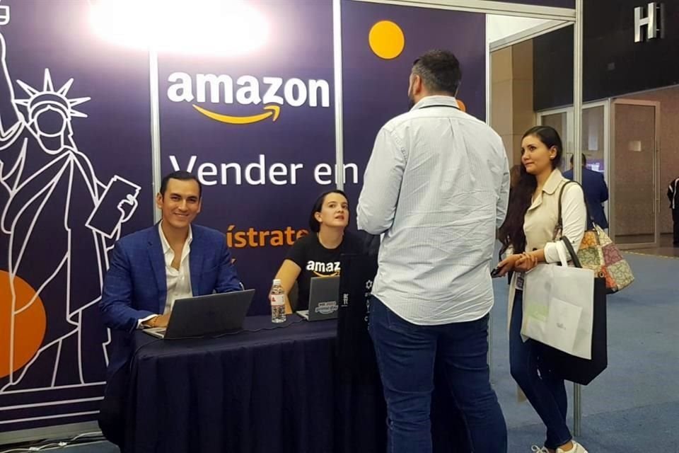 Sebastián Gutiérrez (sentado), gerente global de Ventas en Amazon México, resaltó el impulso que pueden tener las pymes mexicanas en EU vía esta plataforma.