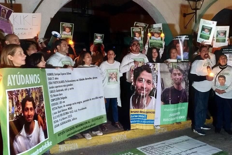 Con velas, pancartas y caras desencajadas, familiares de Enrique Esparza y Raúl Alejandro Barajas se manifestaron afuera de Casa Jalisco.