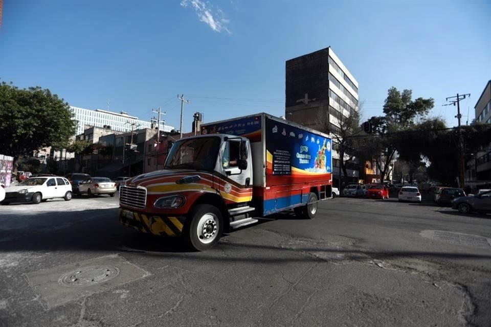 Aunque el tapial fue retirado, los baches de la vialidad no han sido atendidos.